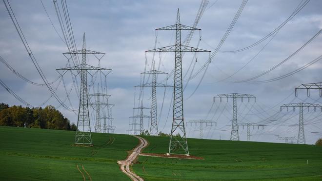 Energie: Der Bau oberirdischer statt unterirdischer Stromleitungen soll Zeit und Geld sparen.