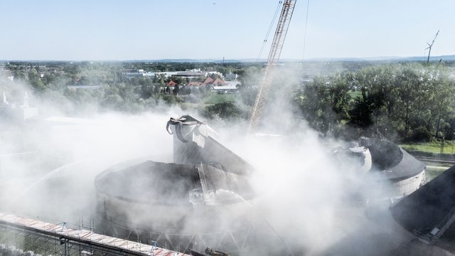 Großkrotzenburg: Kühlturm an Kraftwerk abgerissen