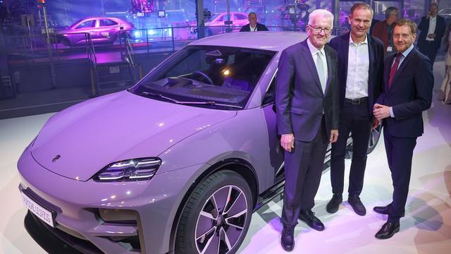Auto: Porsche feiert Start der Elektromobilität im Leipziger Werk