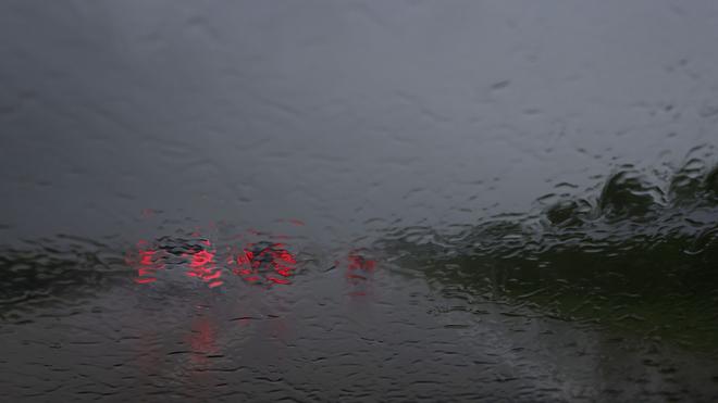 Wetter: Bei starkem Regen sind auf der Autobahn 93 (A93) Autos zu sehen.