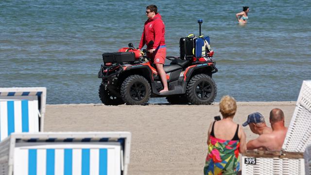 Tourismus
: Wasserwacht am Strand von Warnemünde im Einsatz