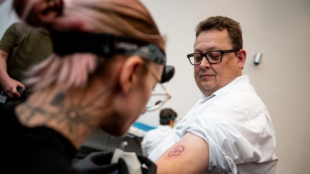 Bundestag: Abgeordnete lassen sich Organspende-Tattoos tätowieren