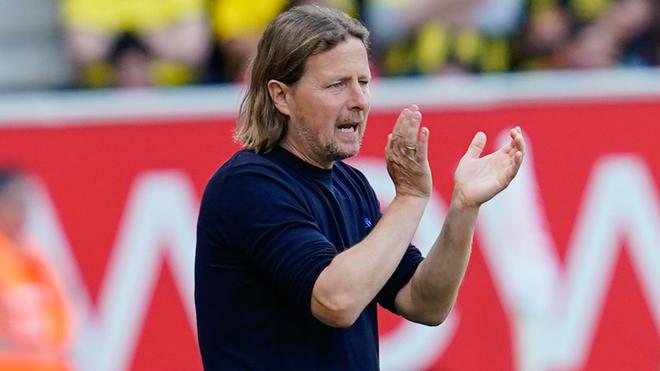 Bundesliga: Bo Henriksen, Trainer beim 1. FSV Mainz 05, applaudiert.