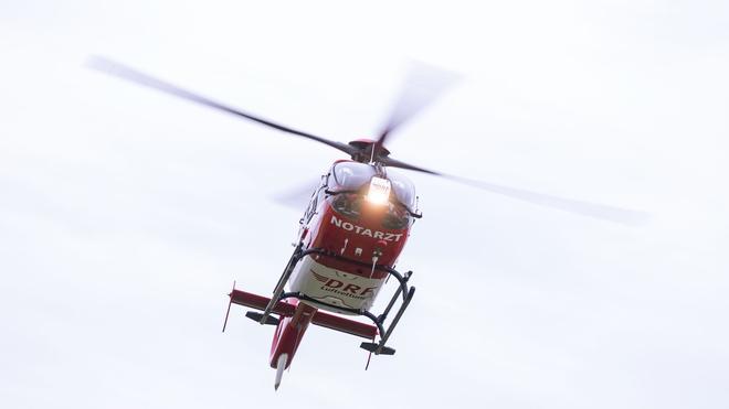 Mecklenburgische Seenplatte: Ein Rettungshubschrauber steht kurz vor der Landung.