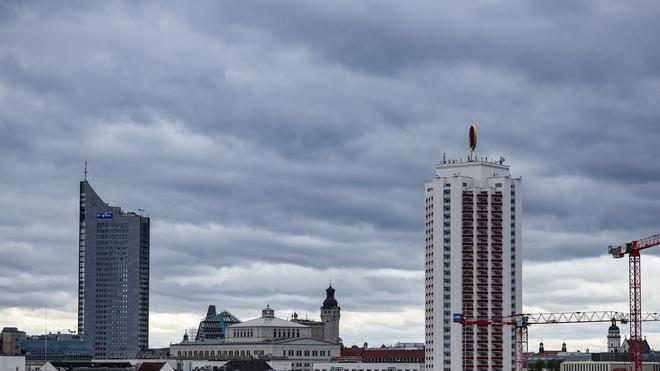 Wettervorhersage: Dunkle Wolken ziehen über die Leipziger Innenstadt.