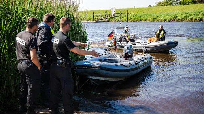Notfälle: Polizeikräfte fahren mit Spürhunden auf Schlauchbooten über die Oste, um nach dem vermissten Arian zu suchen.