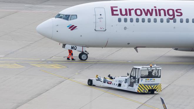 Tourismus: Symbolbild - Ein Flugzeug von Eurowings wird am Flughafen Köln/Bonn für den Start fertig gemacht.