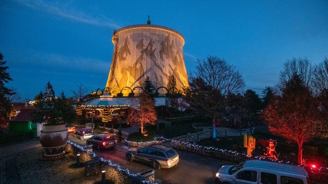 Kreis Kleve: Die Feuerwehr löscht einen Brand im Hotelbereich des „Wunderland Kalkar“.