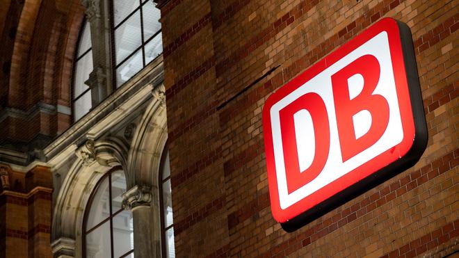 Verbraucher: Das Logo der Deutschen Bahn (DB).