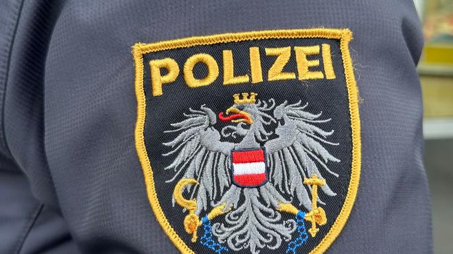 Unfälle: Das Emblem der österreichischen Polizei auf einer Uniform.