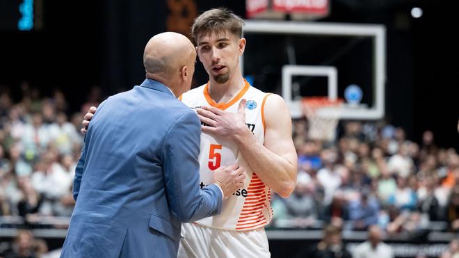 Basketball: Niners-Trainer Rodrigo Pastore (l.) spricht mit Wesley van Beck.  Chemnitz ist erfolgreich in die Playoffs gestartet.