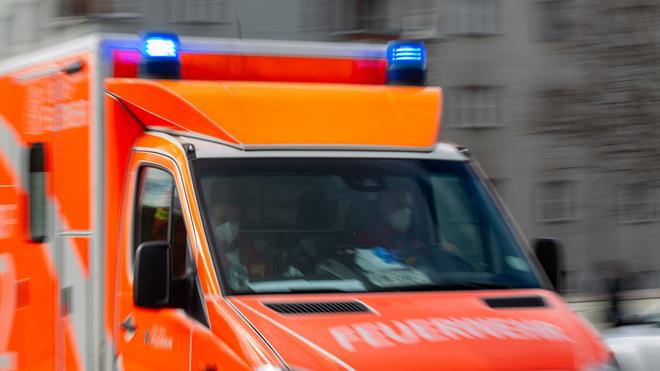 Dresden: Ein Rettungswagen der Feuerwehr fährt auf einer Straße.