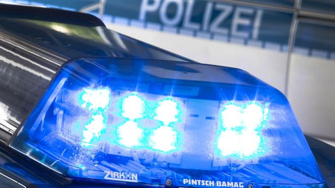 Landkreis Osnabrück: Ein blaues Licht auf dem Dach eines Polizeiautos.