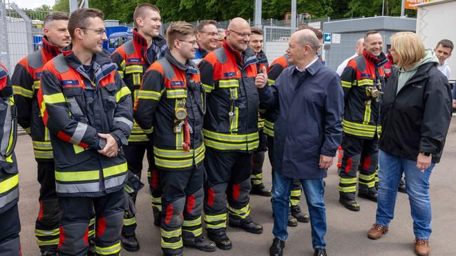 Wasserstände sinken: Bundeskanzler Olaf Scholz (M, SPD) besucht mit Anke Rehlinger (r, SPD), Ministerpräsidentin des Saarlandes, die Rettungsdienste.