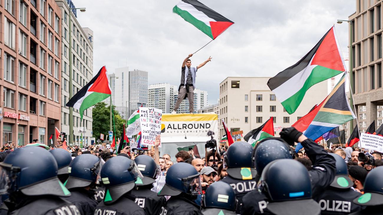 Berlin: Thousands demonstrate on Palestinian Nakba Memorial Day