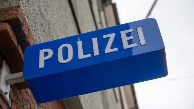 Verkehr: Am Eingang einer Polizeistation hängt ein Schild.