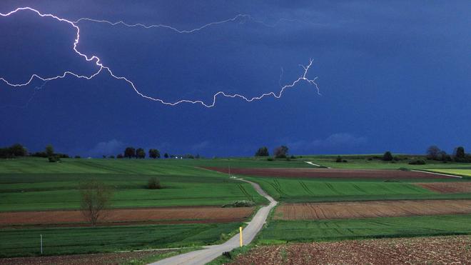 Wetter: Blitze zucken aus einer Gewitterzelle über Kirchheim am Ries.