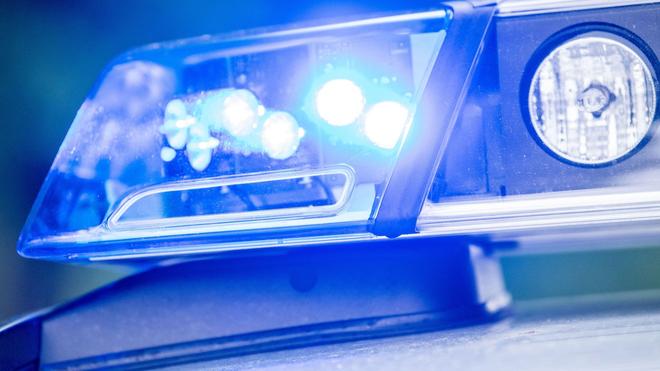 Verkehr: Ein blaues Licht leuchtet auf einer Polizeistreife.