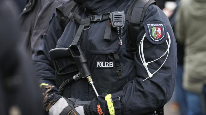 Problemfans: Nach dem Fußball-Bundesligaspiel zwischen Borussia Dortmund und dem SV Darmstadt 98 griffen Problemfans Polizisten an.