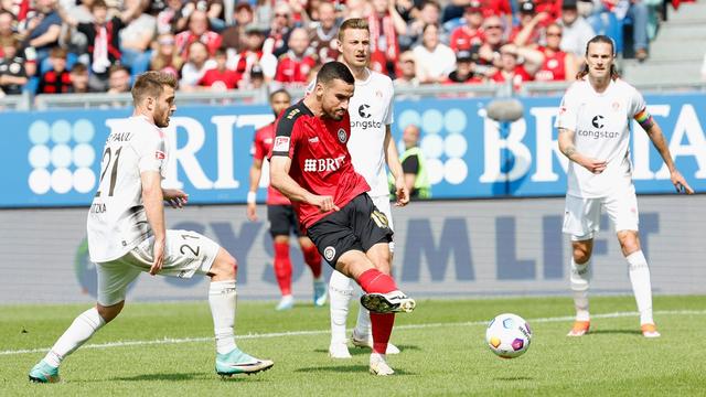 2. Bundesliga: Wiesbaden trotz Niederlage gegen St. Pauli in Relegation