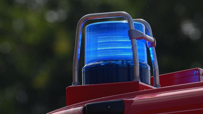 Leipzig: A blue light shines on the roof of a fire brigade vehicle.