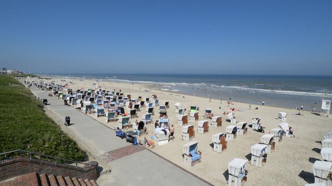 Bei unbeständigem Wetter: Wenn die Sonne scheint, sind am Pfingstmontag zahlreiche Strandkörbe auf der Nordseeinsel besetzt.