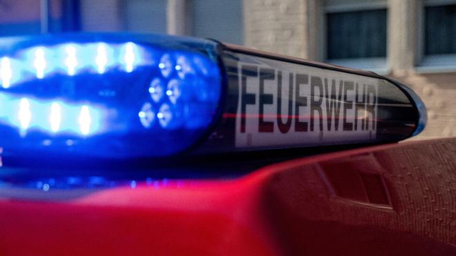 Ermittlungen: Ein Feuerwehrfahrzeug steht mit eingeschaltetem Blaulicht an einem Einsatzort.