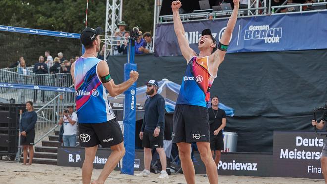 Beachvolleyball: Volleyball/Beach: Deutsche Meisterschaft, Männer, Finale: Clemens Wickler (l) und Nils Ehlers freuen sich über ihren Sieg.