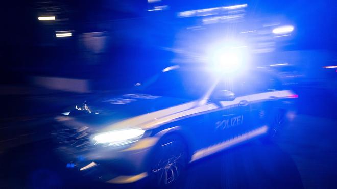 Extremismus: Ein Polizeifahrzeug fährt mit Blaulicht an einem Gebäude vorbei.
