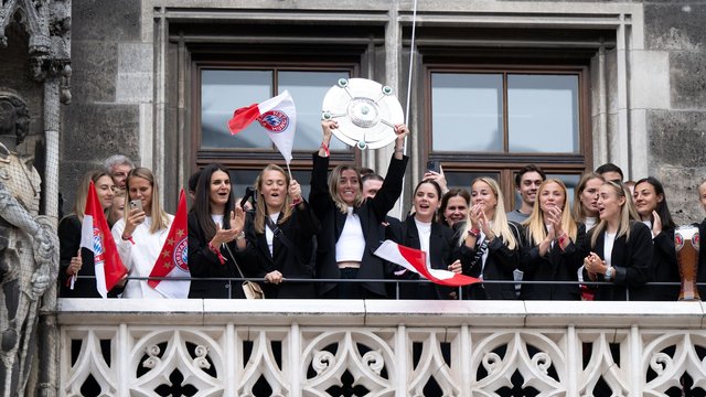 Nach Meisterschaft: Frauen des FC Bayern feiern auf Rathausbalkon