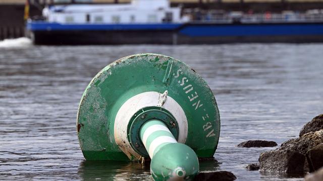 Unfall: Schiff reißt Fahrwassertonne auf Rhein ab