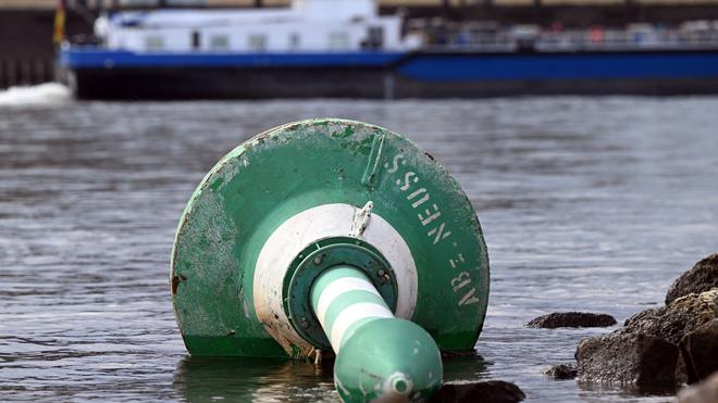 Unfall: Ein Frachtschiff passiert auf dem Rhein eine Fahrwassertonne, die aufgrund des niedrigen Wasserstandes umgekippt war.