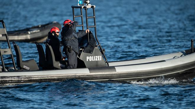 Notfälle: Polizeikräfte sind auf einem Boot unterwegs.