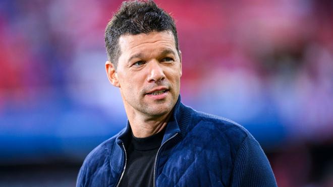 Fußball: TV-Experte Michael Ballack steht vor dem Spiel im Stadion.