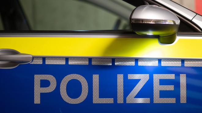 Görlitz: Auf der Tür eines Polizeiautos ist „Polizei“ zu lesen.