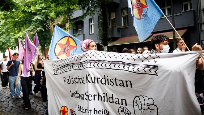 Konflikte: Teilnehmer laufen hinter einem Banner mit der Aufschrift „Palästina-Kurdistan Intifada Serhildan Solidarität bedeutet Widerstand“ bei der Demonstration „Schulstreik für Palästina“ im Bezirk Neukölln.