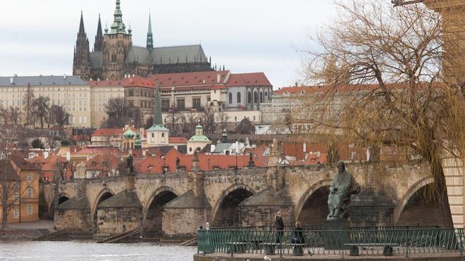 International: Eine Statue (unten rechts im Bild) am Ufer der Moldau in Prag erinnert an den tschechischen Komponisten Bedrich (Friedrich) Smetana, im Hintergrund die Karlsbrücke und der Hradschin mit der Prager Burg und dem Veitsdom.