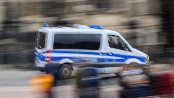 Unfälle: Ein Polizeiauto fährt durch eine Stadt.