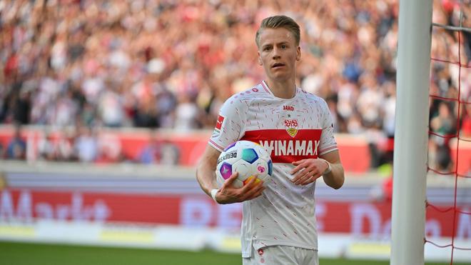 Bundesliga: Stuttgarts Chris Führich hält den Ball in der Hand.