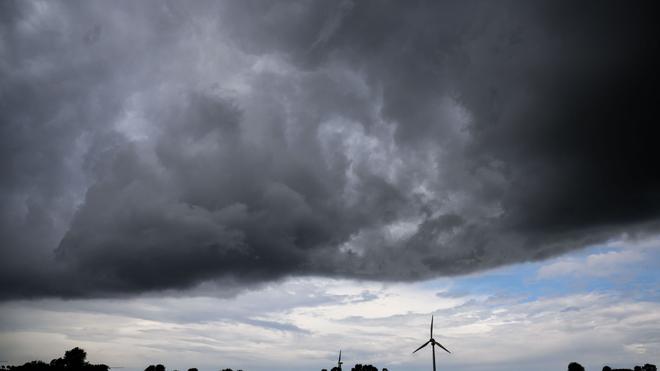 Wetter: Eine Gewitterfront zieht über ein Windrad im Süden von Hannover.