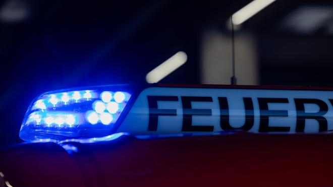 Feuerwehreinsatz: Auf einem Feuerwehrauto leuchtet ein Blaulicht.