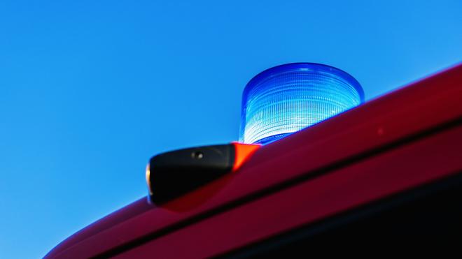 Breisgau-Hochschwarzwald: Ein leuchtendes Blaulicht auf einem Fahrzeug der Feuerwehr.
