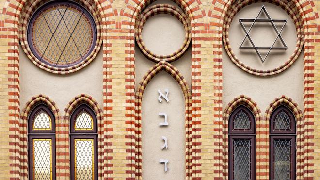 Religion: Licht strahlt aus zwei Fenstern der jüdischen Synagoge in der Waitzstraße.