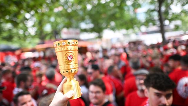 DFB-Pokal-Finale: Tausende Lautern-Fans feiern auf Berliner Breitscheidplatz