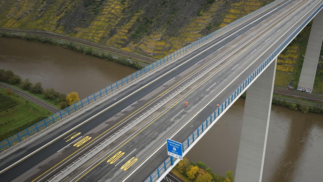 Pont A61 : essai de charge sur un pont vétuste de la vallée de la Moselle