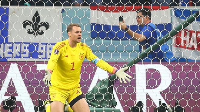 Nationalmannschaft: Deutschlands Torwart Manuel Neuer kniet nach einem Gegentor auf dem Platz.