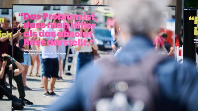 Demonstration: Ein Satz, der so von B. Höcke stammen soll, steht auf einem Spiegel vor dem Brandenburger Tor.