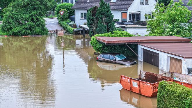 Überschwemmung: Ein Auto steht auf einer überschwemmten Straße. Es wird erwartet, dass der Wasserstand weiter steigt.