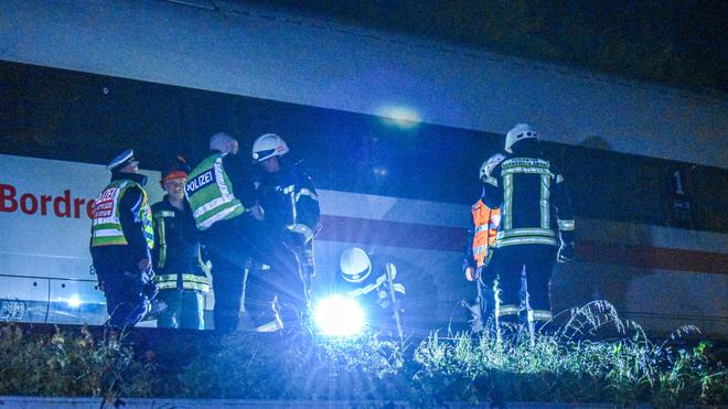 Notfälle: An der Stelle des Erdrutsches verlaufen eine Kreisstraße und die Bahnlinie parallel – auch ein Auto war betroffen (Symbolbild).