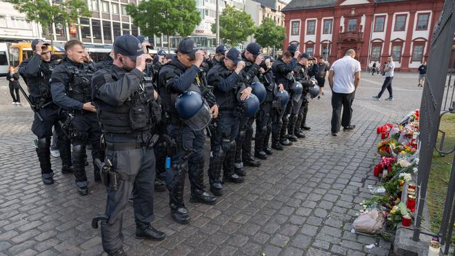 Kriminalitt: Polizist stirbt nach Messerangriff auf Mannheimer Marktplatz  | DIE ZEIT